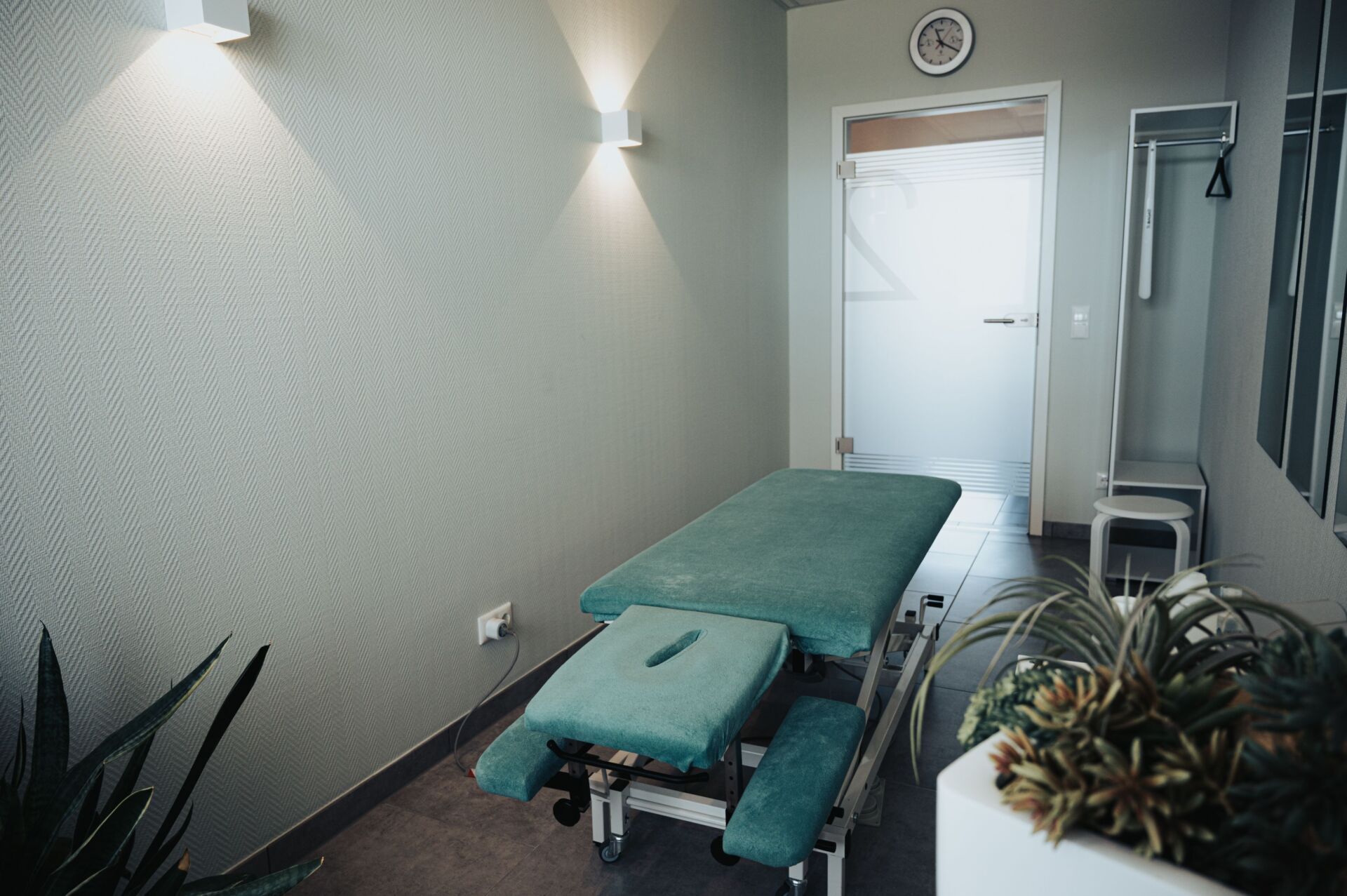 Massageliege in einem Behandlungsraum der Physiotherapie Pfundstein