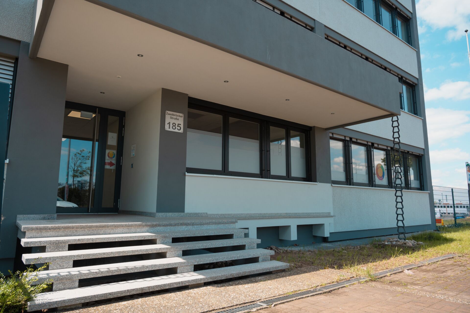 Außenansicht des Eingangs der Physiotherapiepraxis Pfundstein in Pirmasens