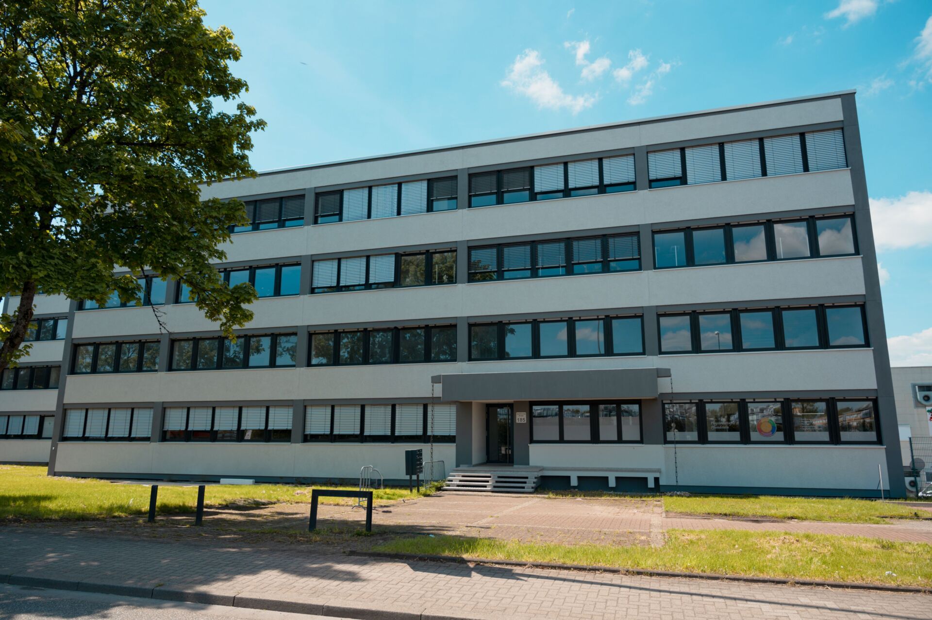 Das Gebäude, in dem sich die Physiotherapiepraxis Pfundstein befindet, von außen
